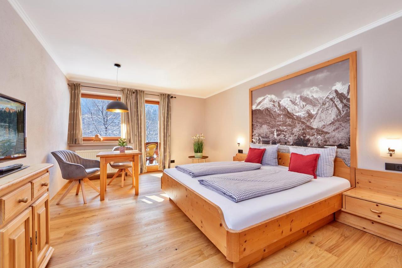 Gaestehaus Brandnerhof การ์มิช-พาร์เทนเคียร์เชน ภายนอก รูปภาพ